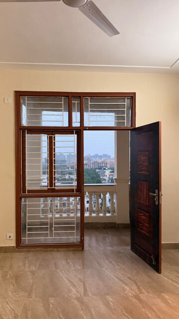 Room in 2 BHK Apartment at Supertech Czar Suites, Omicron I Greater Noida – for Rent