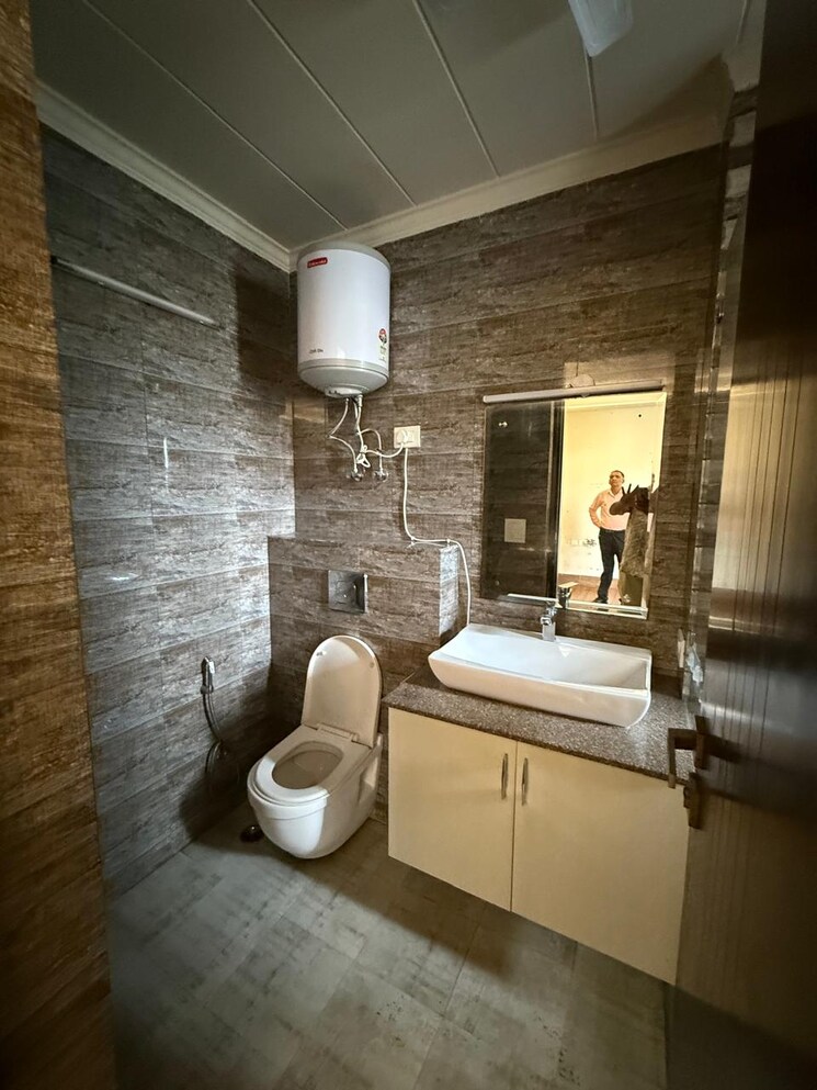 Attached Bathroom, nehru enclave 3 Bedroom 1800 Sq.Ft. Builder Floor In Nehru Enclave Delhi 9063575