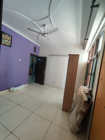 Room in 3.5 BHK Apartment at Eldeco Apartments, Vaishali Sector 5 – for Rent