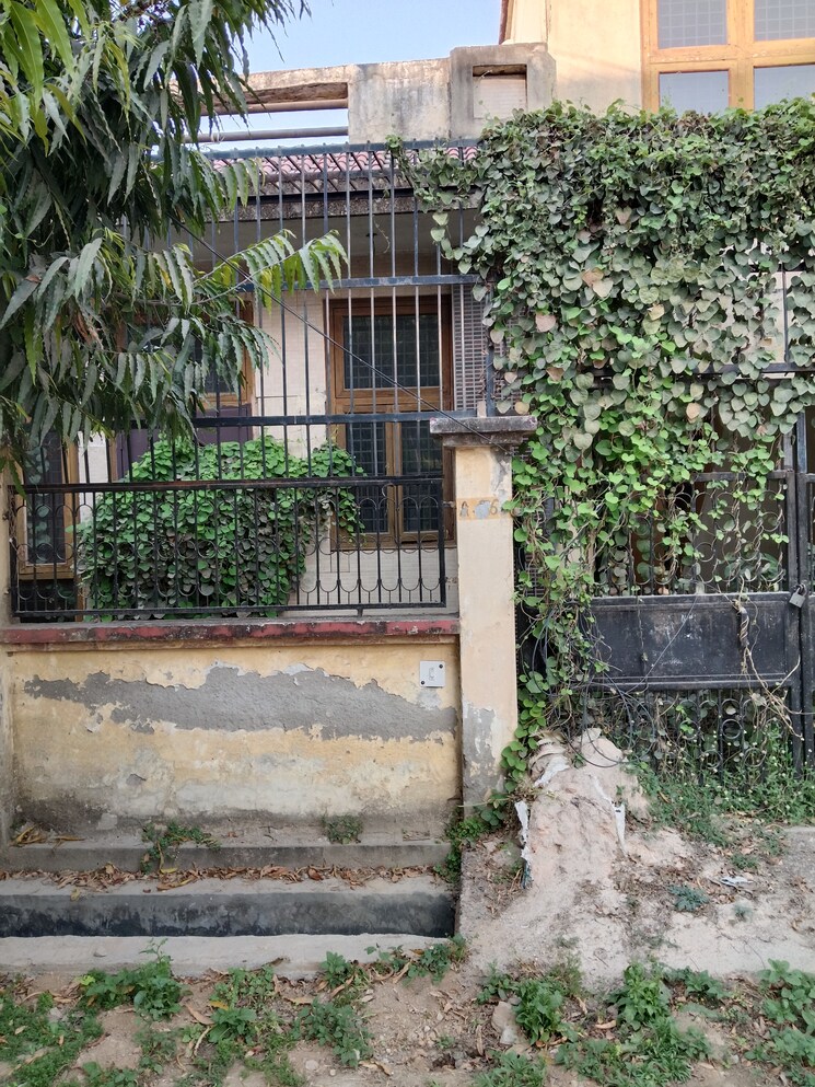 Balcony, sector 3 greater noida 2 Bedroom 120 Sq.Mt. Villa In Sector 3 Greater Noida Greater Noida 9063663