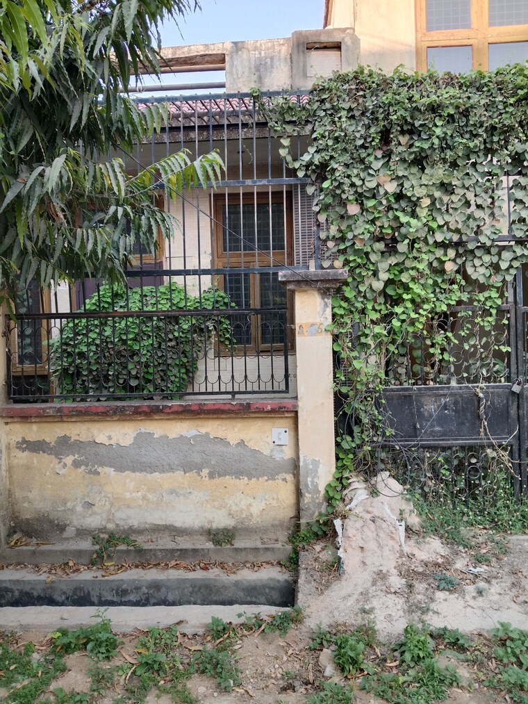 Balcony, sector 3 greater noida 2 Bedroom 120 Sq.Mt. Villa In Sector 3 Greater Noida Greater Noida 9063663