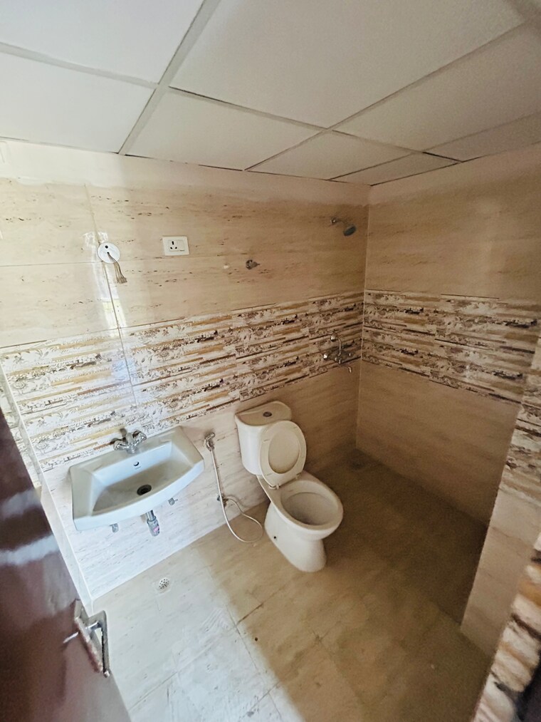 Bathroom, amrapali-golf-homes 2 Bedroom 835 Sq.Ft. Apartment In Haibatpur Greater Noida 9063718