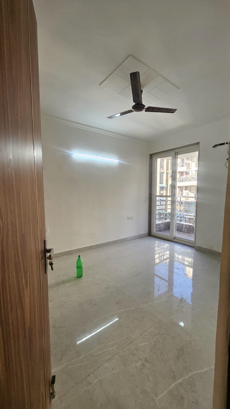Room, sector 11 dwarka 3 Bedroom 1400 Sq.Ft. Apartment In Sector 11 Dwarka Delhi 9063787