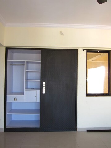 Room in 2.5 BHK Apartment at Thane East – for Sale