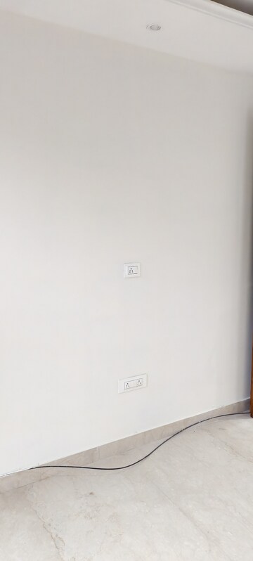 Furnished Amenities in 2 BHK Builder Floor at Lajpat Nagar – for Rent