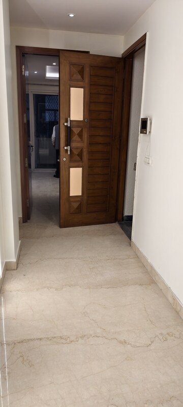 Room in 2 BHK Builder Floor at Lajpat Nagar – for Rent