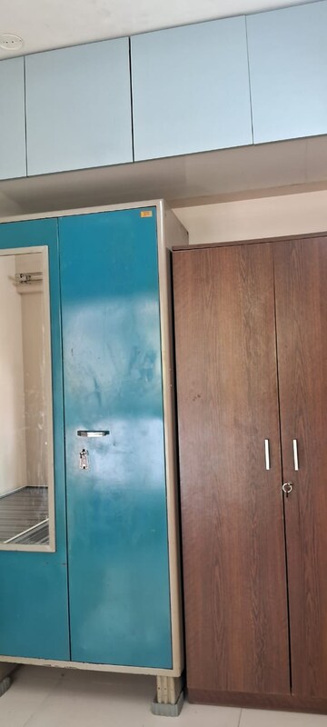 Furnished Amenities in 2 BHK Apartment at Vile Parle East – for Rent