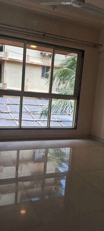 Room in 2 BHK Apartment at Vile Parle East – for Rent