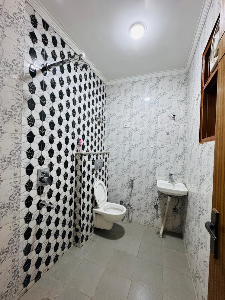 Bathroom, neb sarai 2 Bedroom 800 Sq.Ft. Builder Floor In Neb Sarai Delhi 9063873