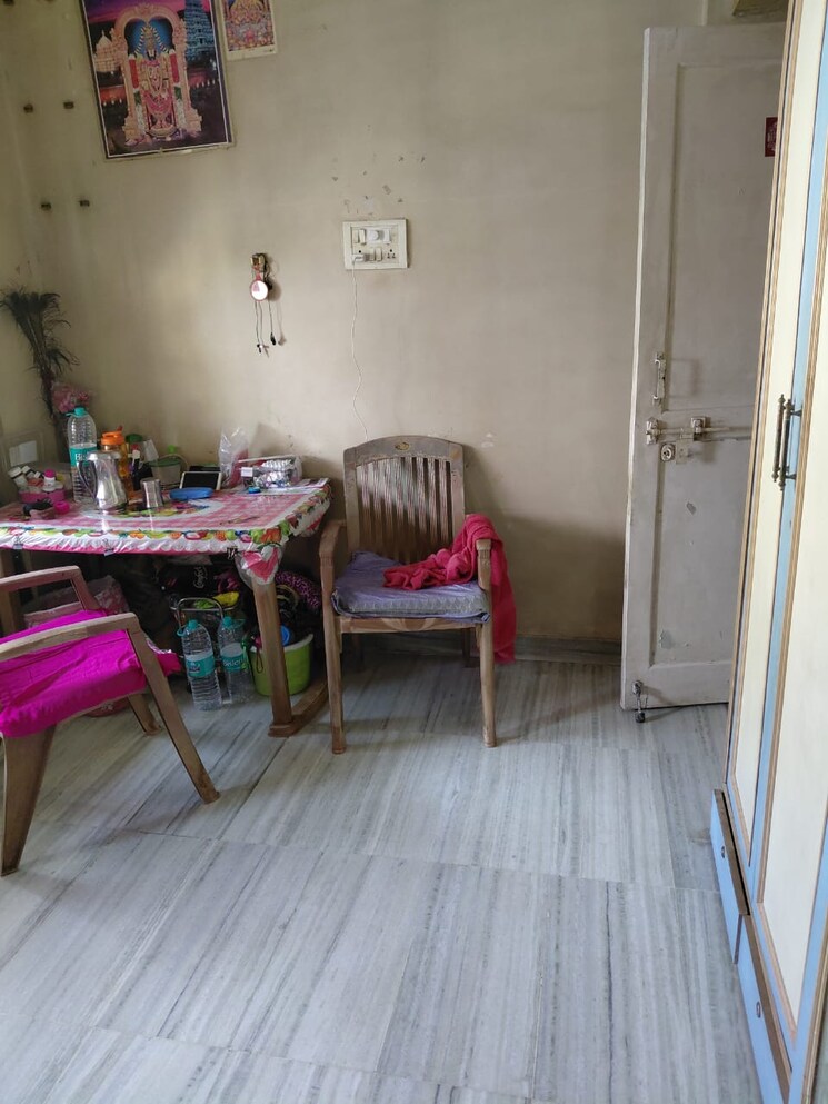 Room, dahisar east 1 Bedroom 550 Sq.Ft. Apartment In Dahisar East Mumbai 9063888