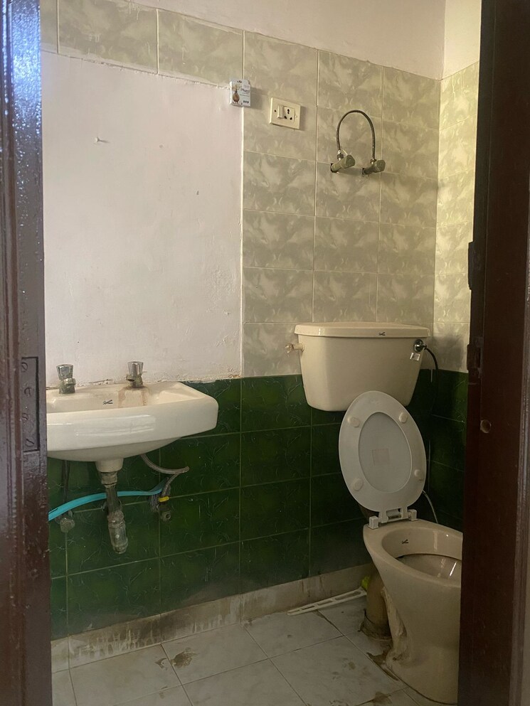 Bathroom, alpha-1-rwa 2.5 Bedroom 600 Sq.Ft. Independent House In Alpha 1 Greater Noida Greater Noida 9063925