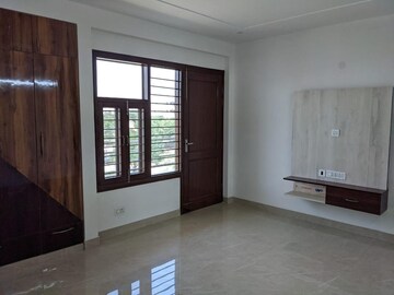 Room in 3 BHK Builder Floor at Sushant Lok ii – for Rent