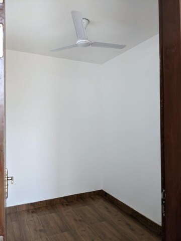 Room in 3 BHK Builder Floor at Sushant Lok ii – for Rent