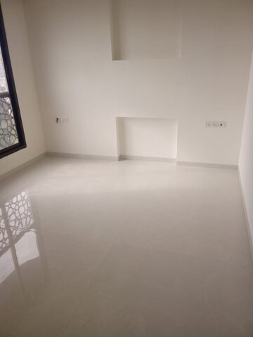 Room in 2 BHK Apartment at Alamdar The Auro, Lower Parel – for Rent