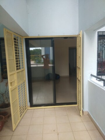 Room in 3 BHK Apartment at Gera Emerald City, Kharadi – for Rent