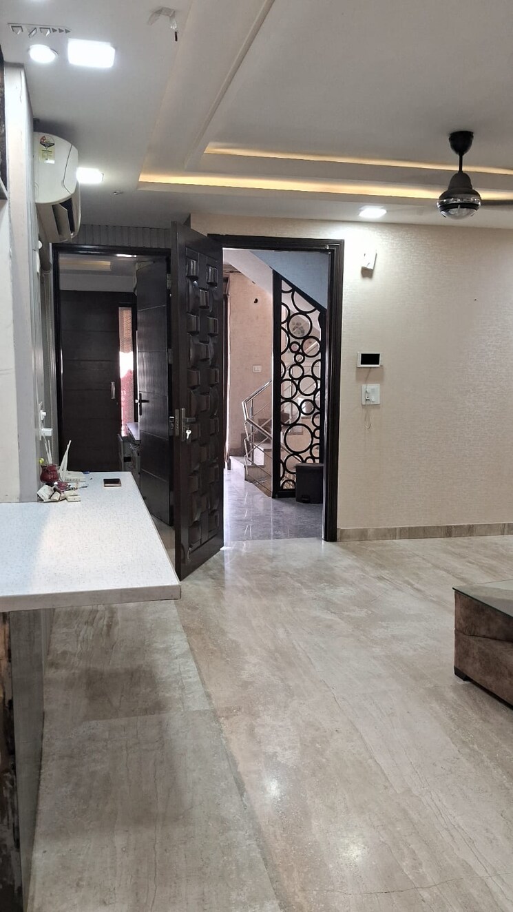  Parking, rajouri garden 2 Bedroom 166 Sq.Yd. Builder Floor In Rajouri Garden Delhi 9064074