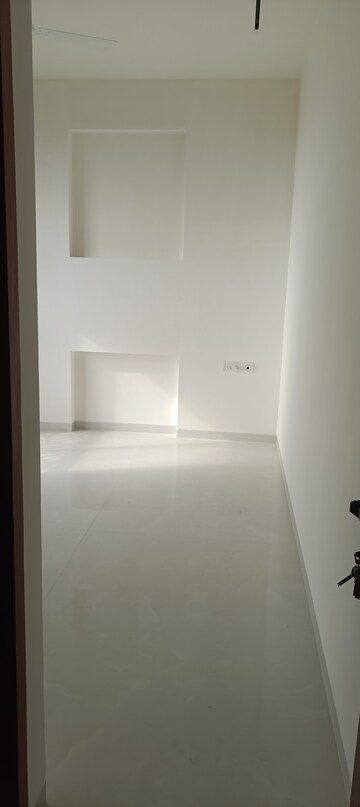 Room in 2 BHK Apartment at Alamdar The Auro, Lower Parel – for Rent