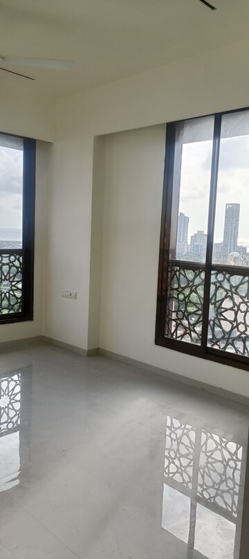 Room in 2 BHK Apartment at Alamdar The Auro, Lower Parel – for Rent