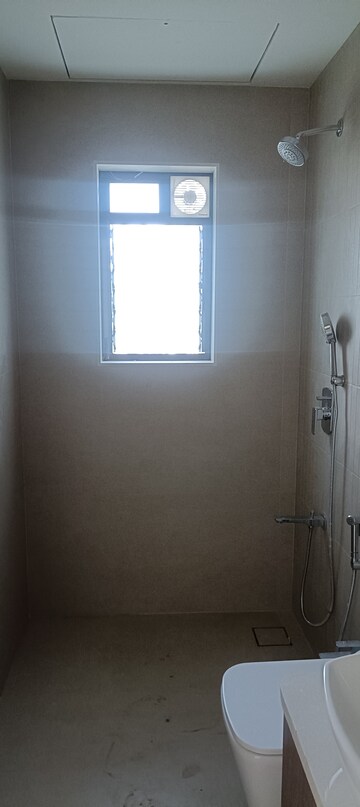 Room in 2 BHK Apartment at Alamdar The Auro, Lower Parel – for Rent