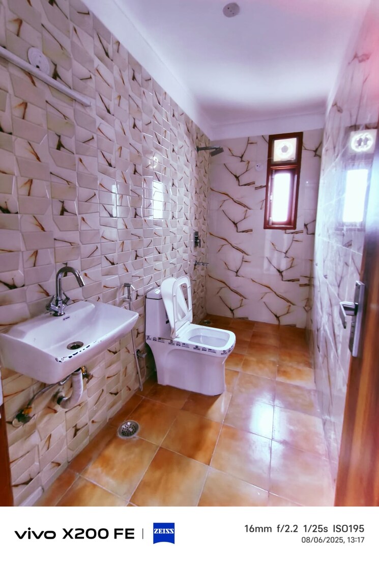 Bathroom, freedom fighters enclave 1 Bedroom 550 Sq.Ft. Builder Floor In Freedom Fighters Enclave Delhi 9064091