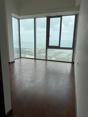 Room in 2 BHK Apartment at Piramal Aranya, Byculla – for Rent