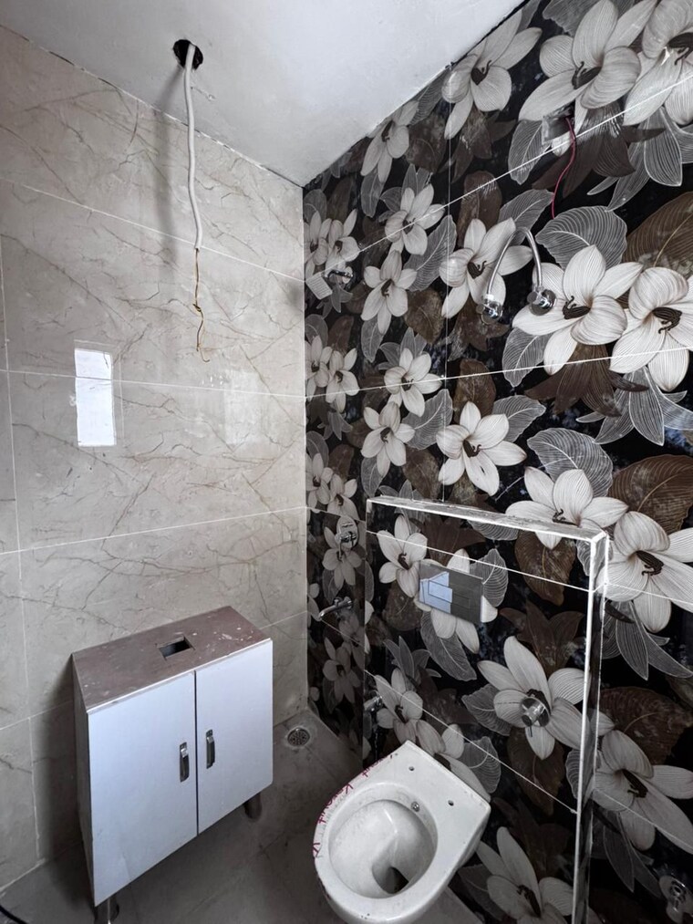 Bathroom, pir machalla 3 Bedroom 1100 Sq.Ft. Builder Floor In Pir Machalla Zirakpur 9064111