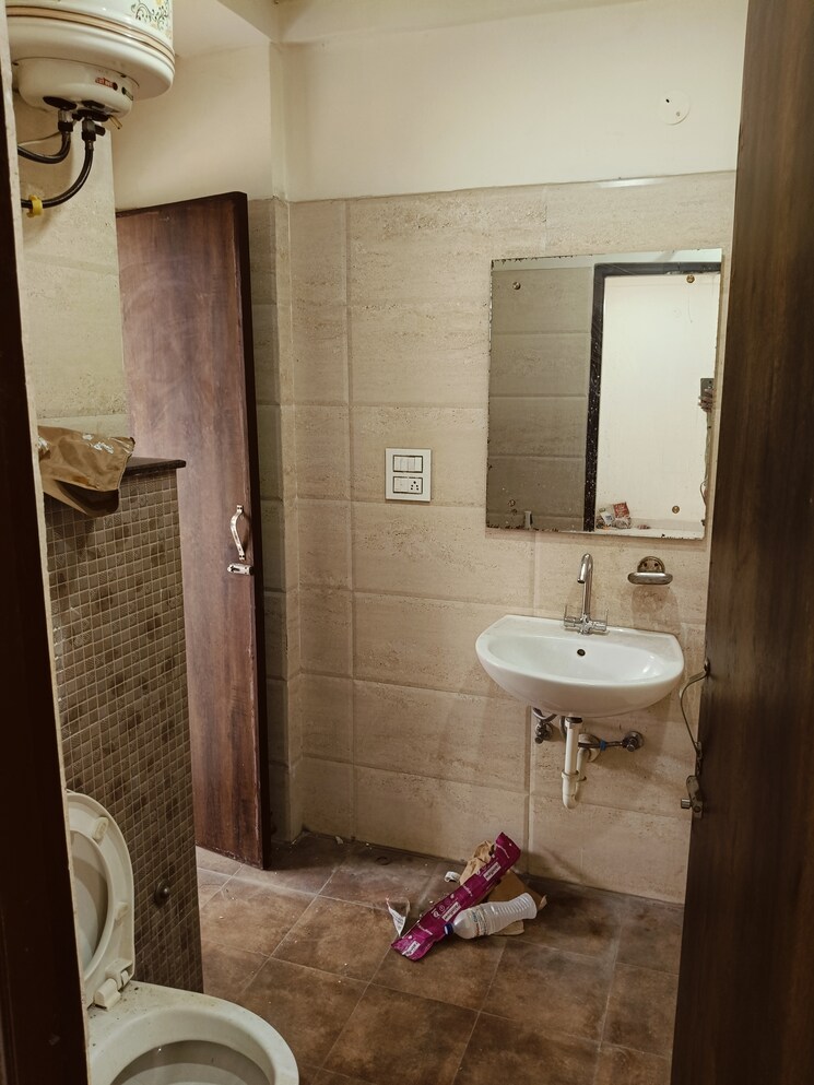 Bathroom, pir machalla 3 Bedroom 1100 Sq.Ft. Builder Floor In Pir Machalla Zirakpur 9064142