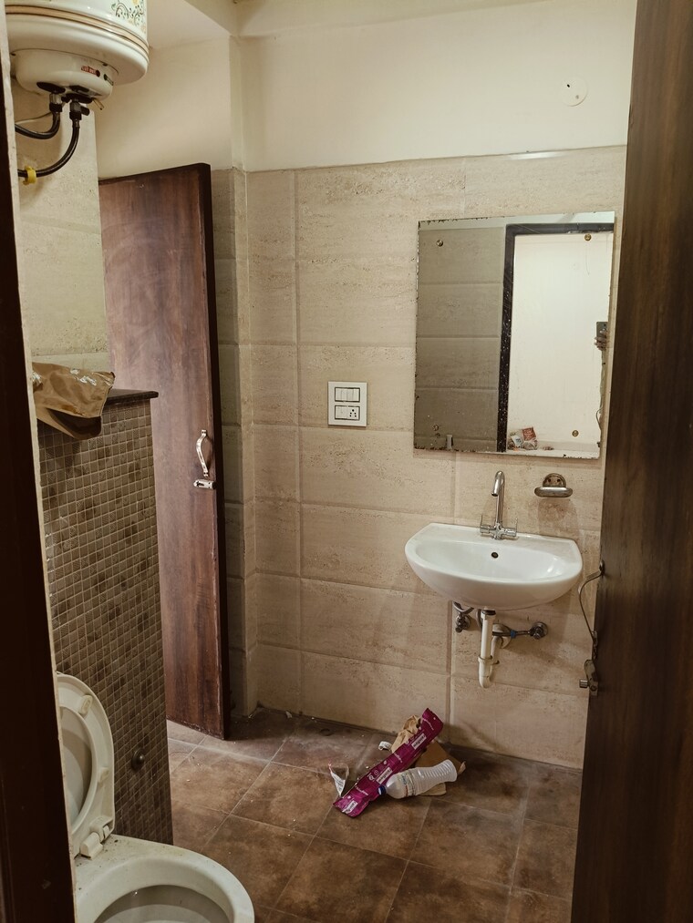 Bathroom, pir machalla 3 Bedroom 1100 Sq.Ft. Builder Floor In Pir Machalla Zirakpur 9064142