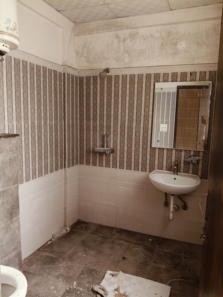 Bathroom, pir machalla 3 Bedroom 1100 Sq.Ft. Builder Floor In Pir Machalla Zirakpur 9064142