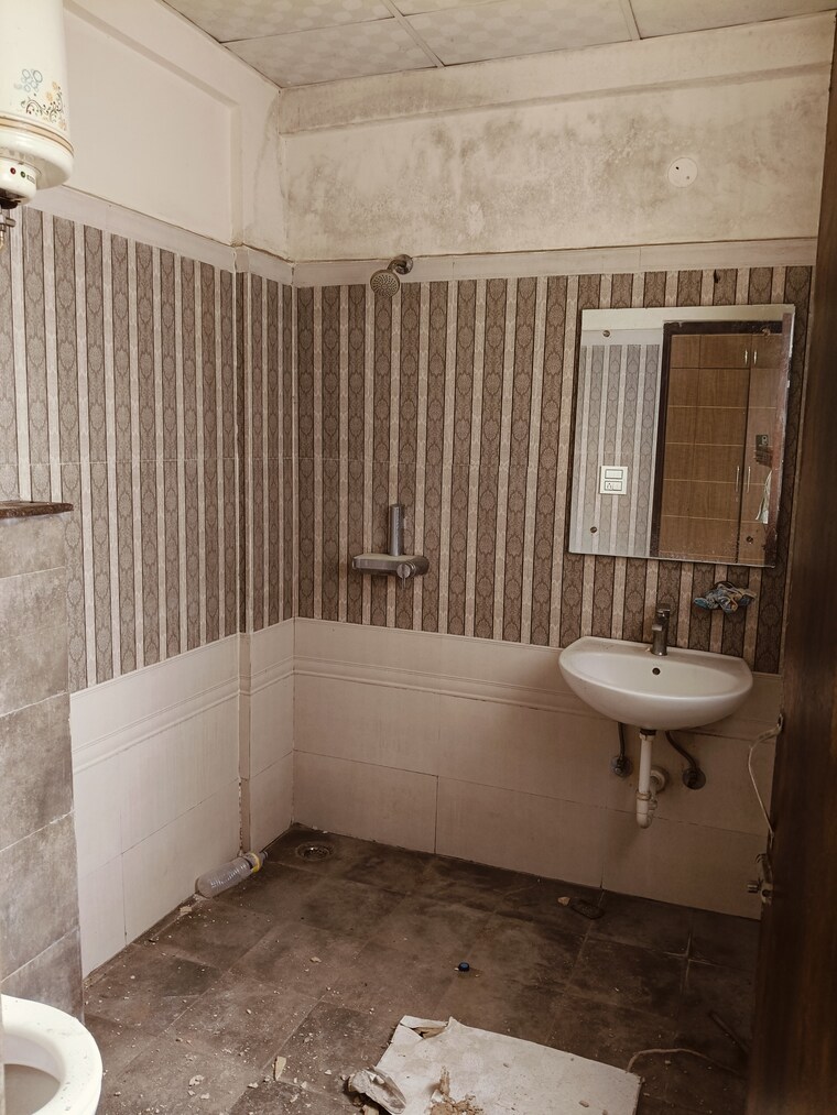 Bathroom, pir machalla 3 Bedroom 1100 Sq.Ft. Builder Floor In Pir Machalla Zirakpur 9064142