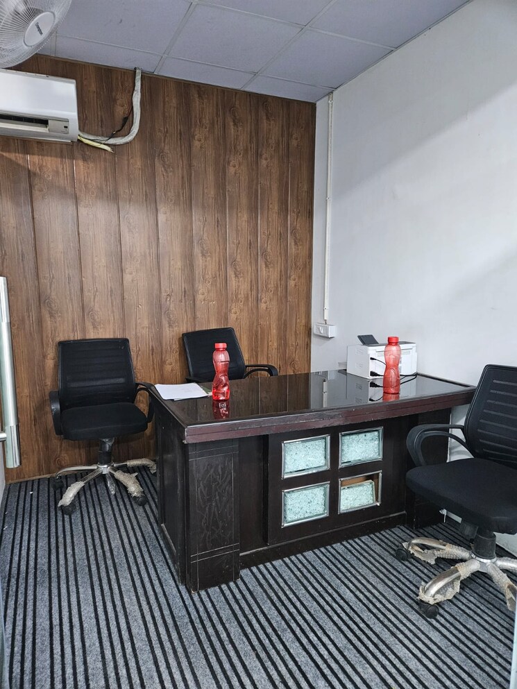 Living Room, sector 63 Commercial Office Space 800 Sq.Ft. In Sector 63 Noida 9064204