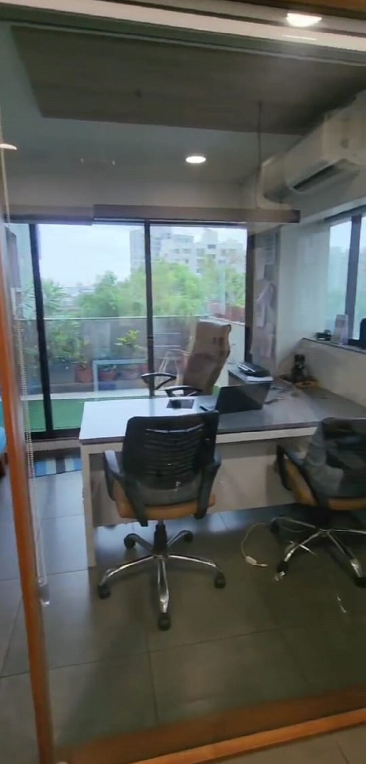 Team Area, spg-echelon Commercial Office Space 600 Sq.Ft. In Makarba Ahmedabad 9064148