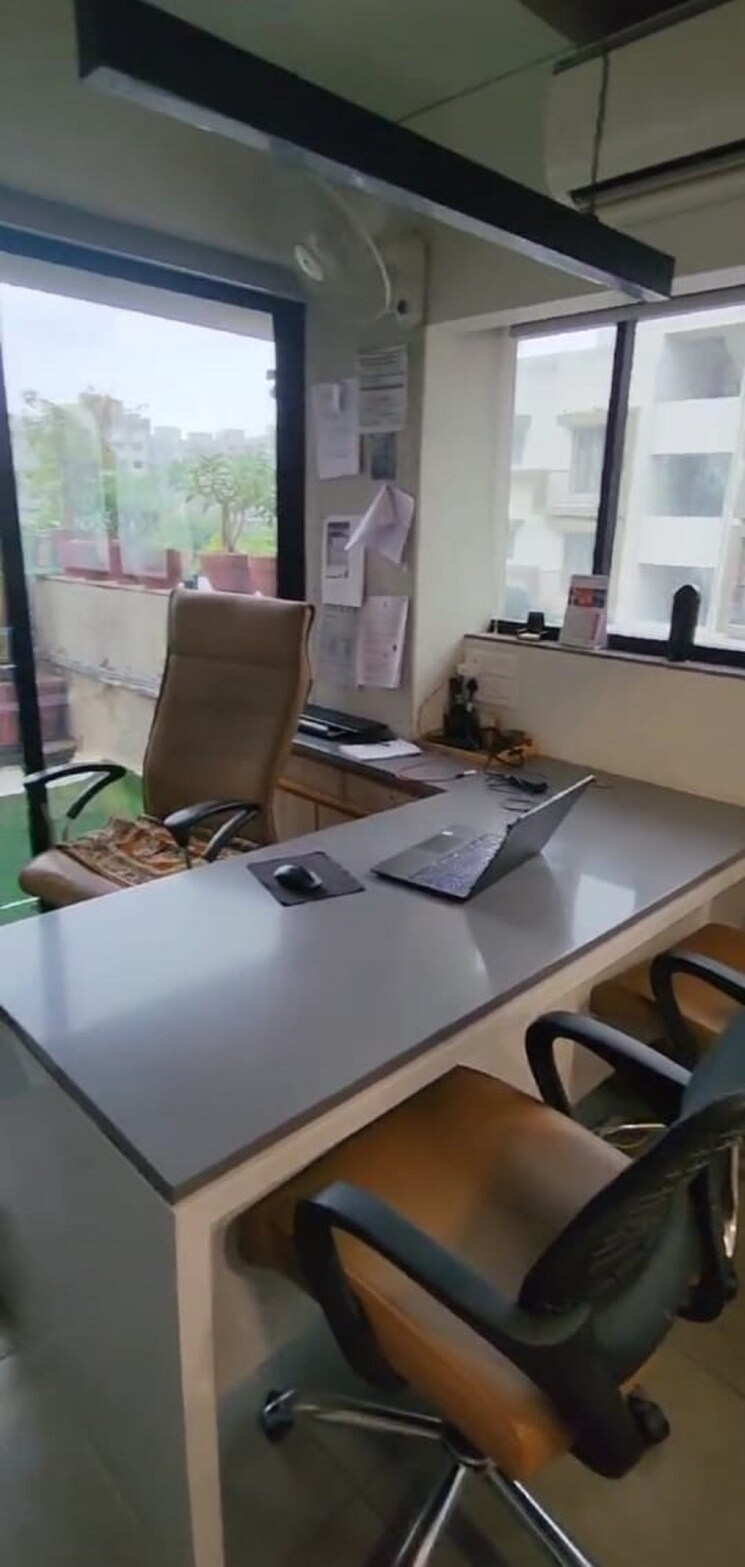 Team Area, spg-echelon Commercial Office Space 600 Sq.Ft. In Makarba Ahmedabad 9064148