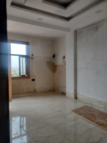 Room in 3 BHK Builder Floor at Knowledge Park V Greater Noida – for Sale