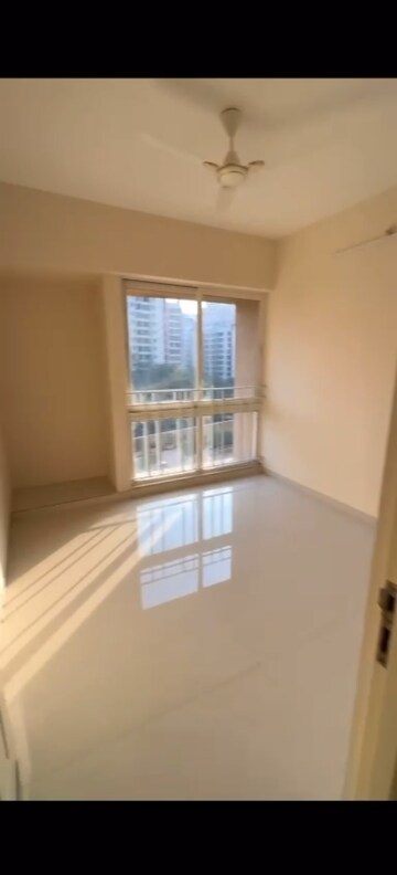 Room in 2.5 BHK Apartment at Vijay Orovia, Ghodbunder Road – for Rent