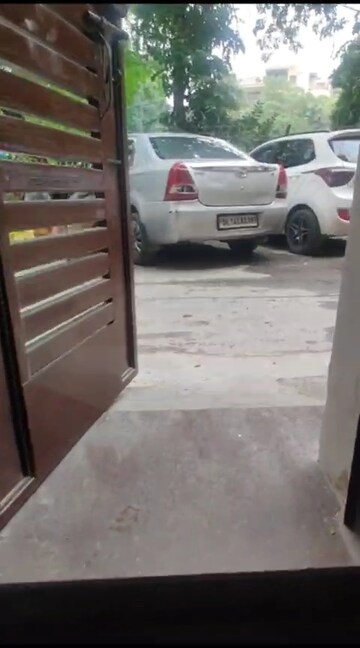 Parking in 3 BHK Builder Floor at Malviya Nagar – for Rent