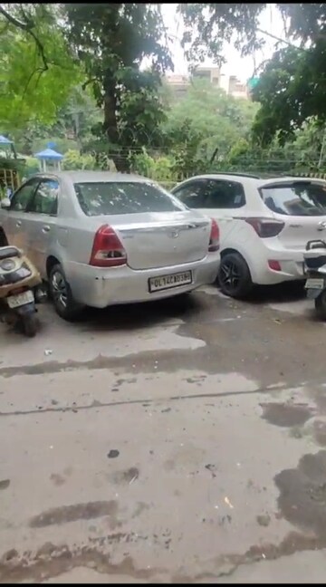 Parking in 3 BHK Builder Floor at Malviya Nagar – for Rent