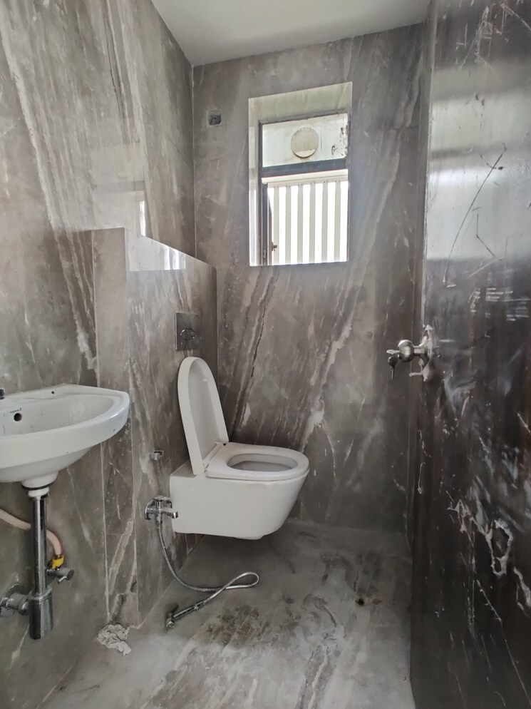 Bathroom, sach-9-almeida 3.5 Bedroom 1300 Sq.Ft. Apartment In Bandra West Mumbai 9064317