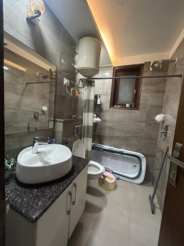 Team Area in 3 BHK Apartment at Saket – for Rent