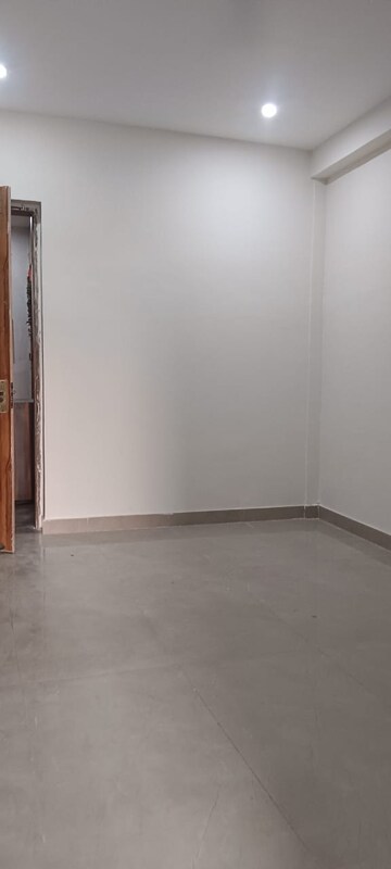 Room in 2 BHK Apartment at Unitech Fresco, Sector 50 – for Rent
