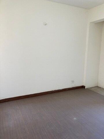 Room in 3 BHK Apartment at Jaypee Greens Kosmos, Sector 134 – for Rent