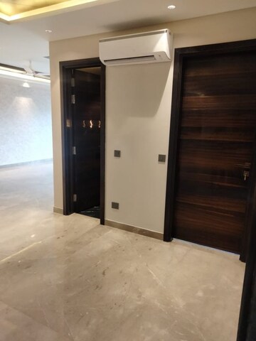 Room in 4 BHK Builder Floor at Sushant Lok I – for Rent