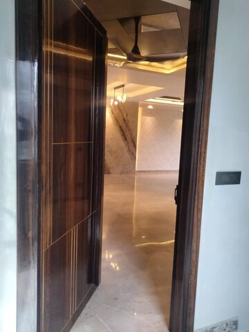 Furnished Amenities in 4 BHK Builder Floor at Sushant Lok I – for Rent