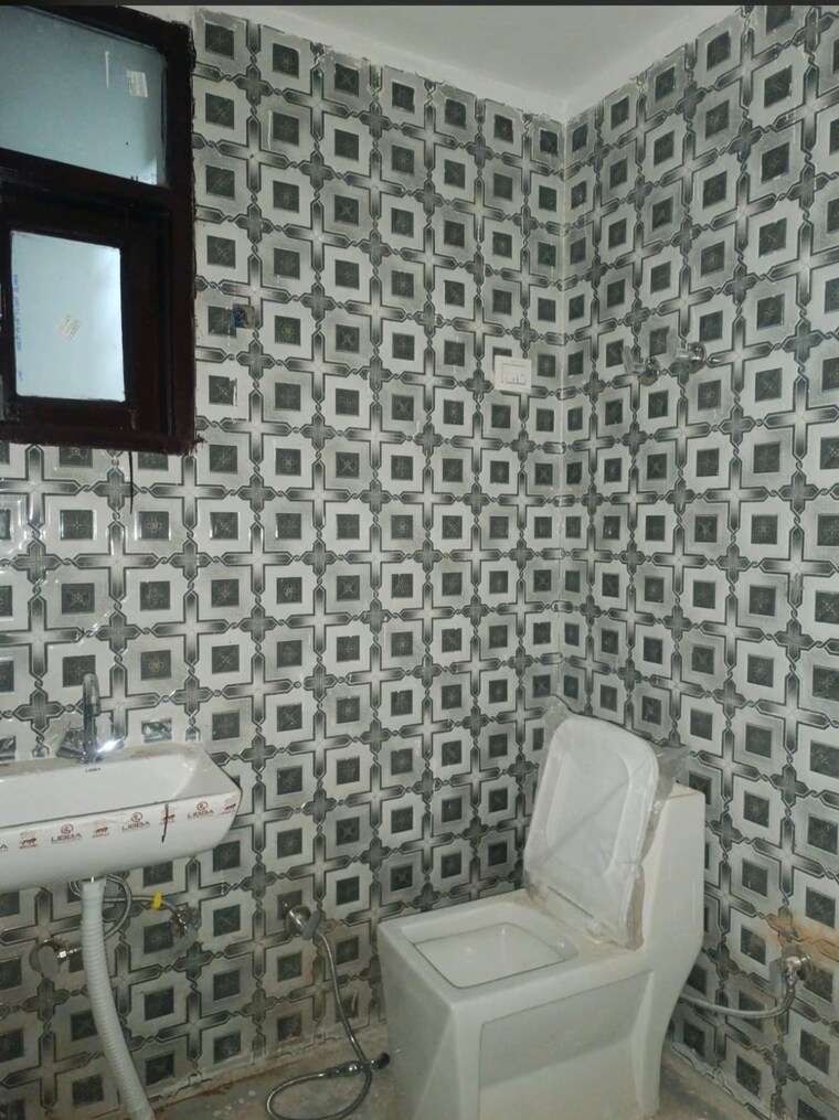 Bathroom, jawahar park 3.5 Bedroom 1100 Sq.Ft. Apartment In Jawahar Park Delhi 9064518