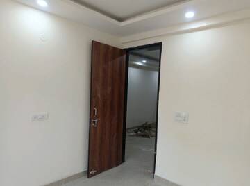 Room in 3.5 BHK Apartment at Jawahar Park – for Sale