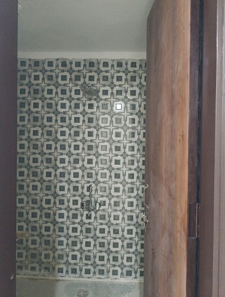 Bathroom, jawahar park 3.5 Bedroom 1100 Sq.Ft. Apartment In Jawahar Park Delhi 9064533