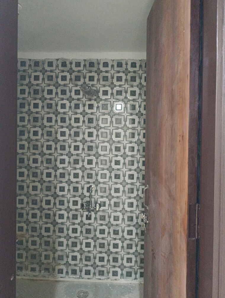 Bathroom, jawahar park 3.5 Bedroom 1100 Sq.Ft. Apartment In Jawahar Park Delhi 9064533