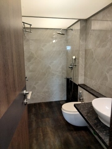 Attached Bathroom in 2.5 BHK Apartment at Kandivali East – for Rent