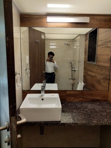 Attached Bathroom in 2.5 BHK Apartment at Kandivali East – for Rent