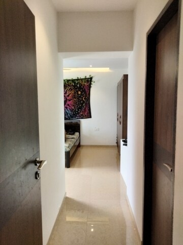 Furnished Amenities in 2.5 BHK Apartment at Kandivali East – for Rent